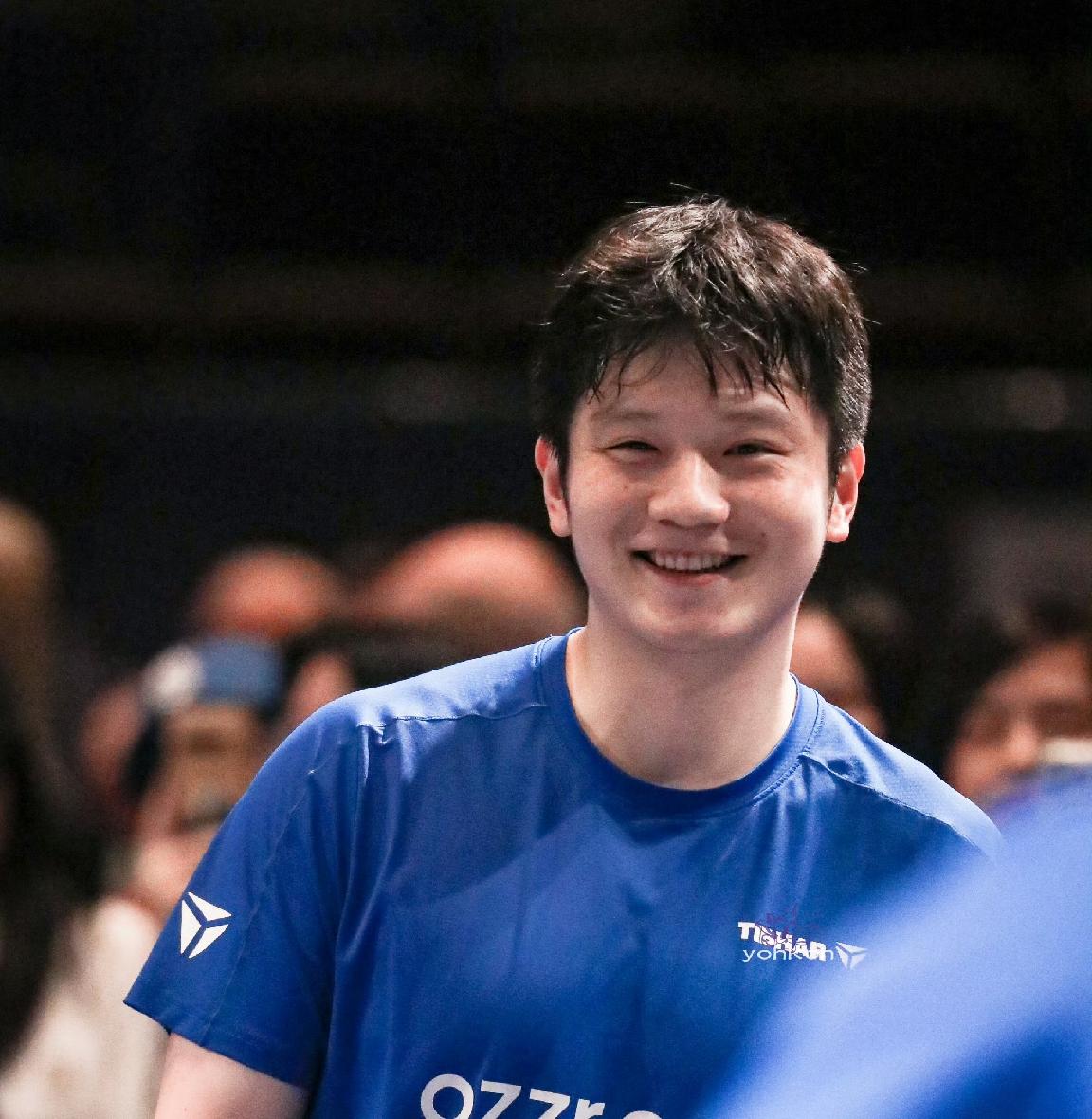 乒乓球欧冠决赛樊振东0比3小勒布伦樊振东0比3大勒布伦，镜头切到樊振东发球时，看