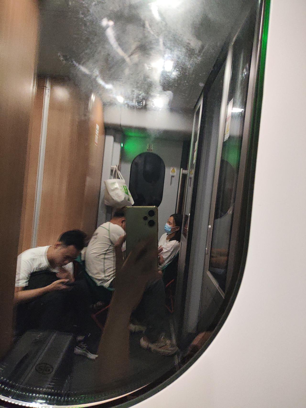 我实在无法理解，十年前我读大学时，每次回家买不到火车票，十年后高铁都四通八达了，