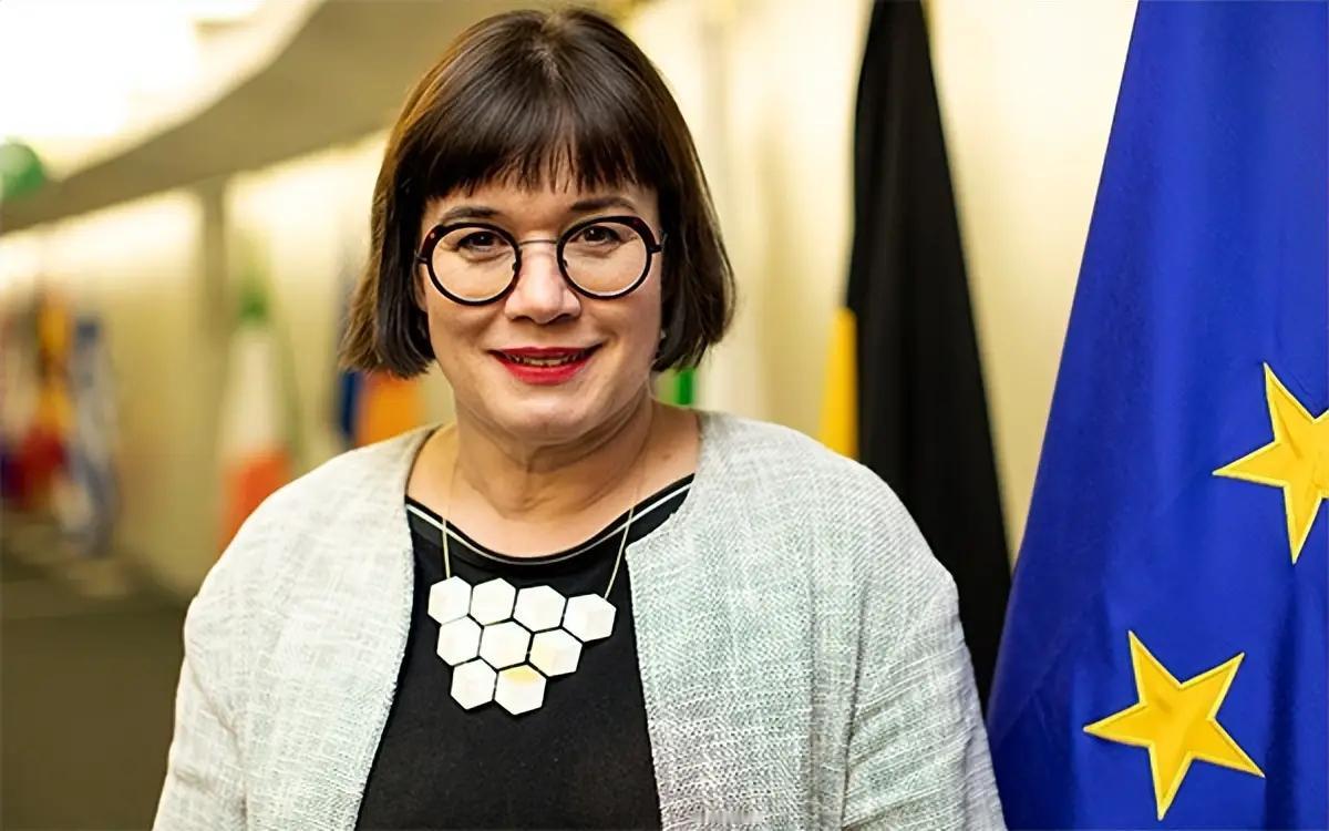 为什么欧盟的高官宁愿丢掉乌纱帽也要走人？看新闻要看门道，这位高官离职的时机非常有