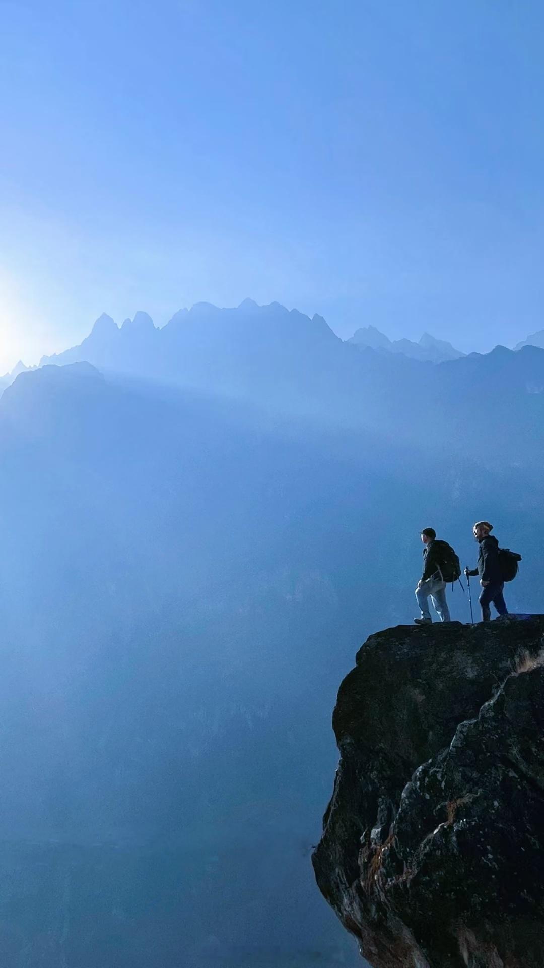 春节景区人多，关我徒步虎跳峡什么事？[doge]#丽江旅行##云南旅行# ​​​