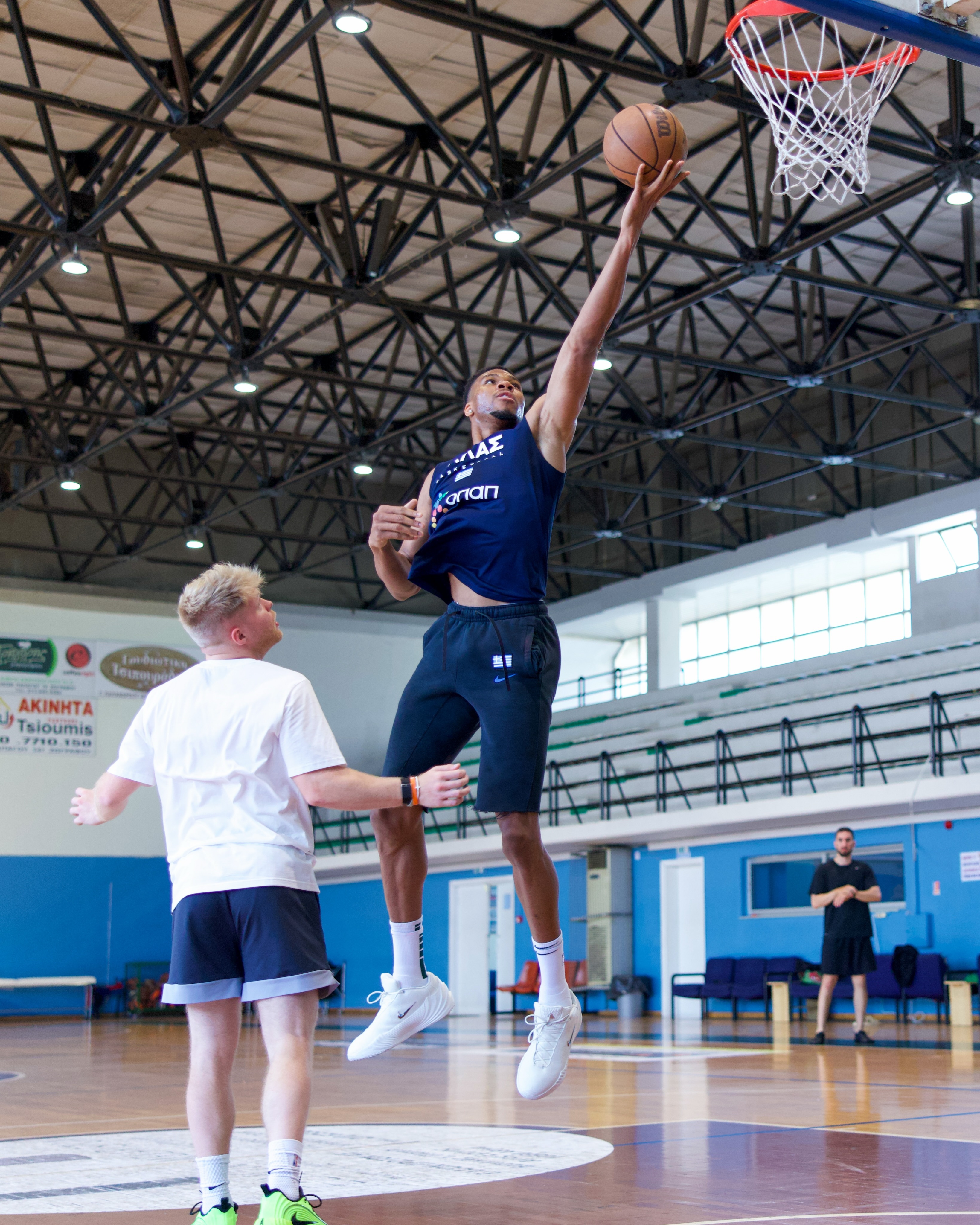 字母哥在希腊关门训练，至少有争冠的态度。最后一图两个MVP（2018-2019、