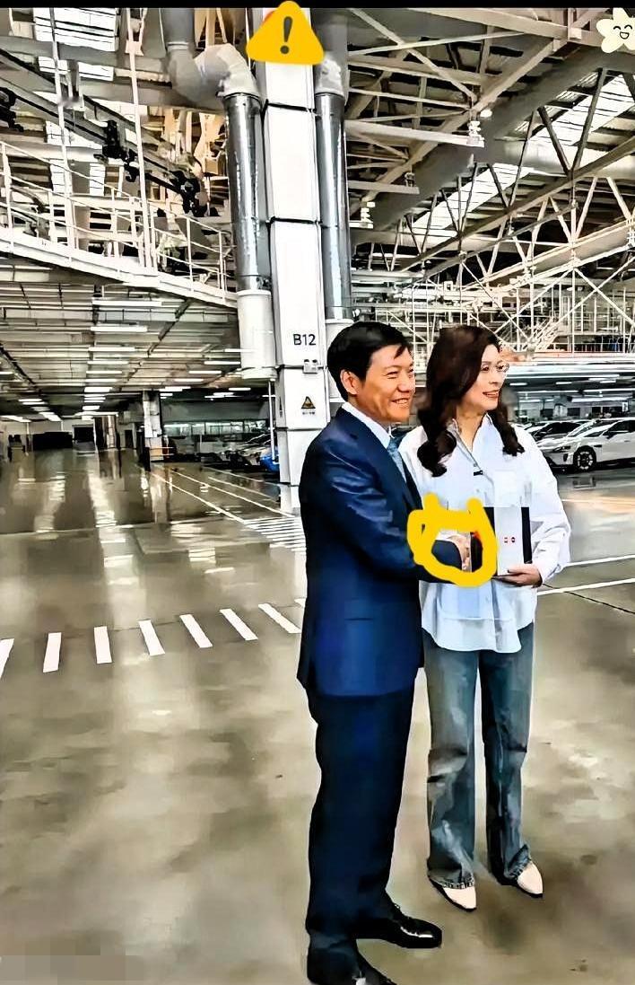 雷军与郑丽文这张合影，

最耐人寻味的不是人物本身，而是雷总这身西装穿搭。

在