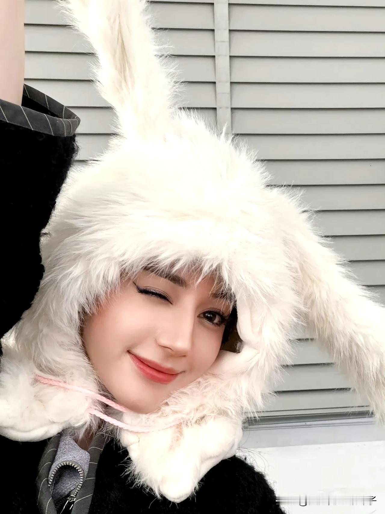 迪丽热巴为什么能受到那么多人喜欢美丽，可爱，古灵精怪，最重要的是性格很好，有观众