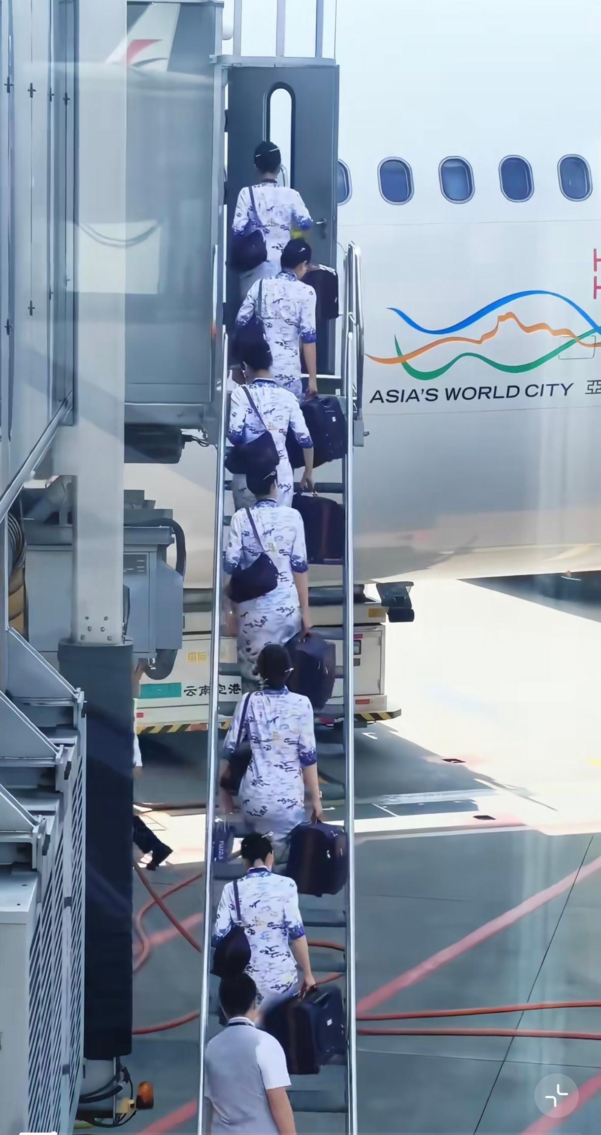 摇曳生姿，空姐们身材线条赏心悦目[吐舌]都用一模一样的箱子和包包，不容易拿错吗…