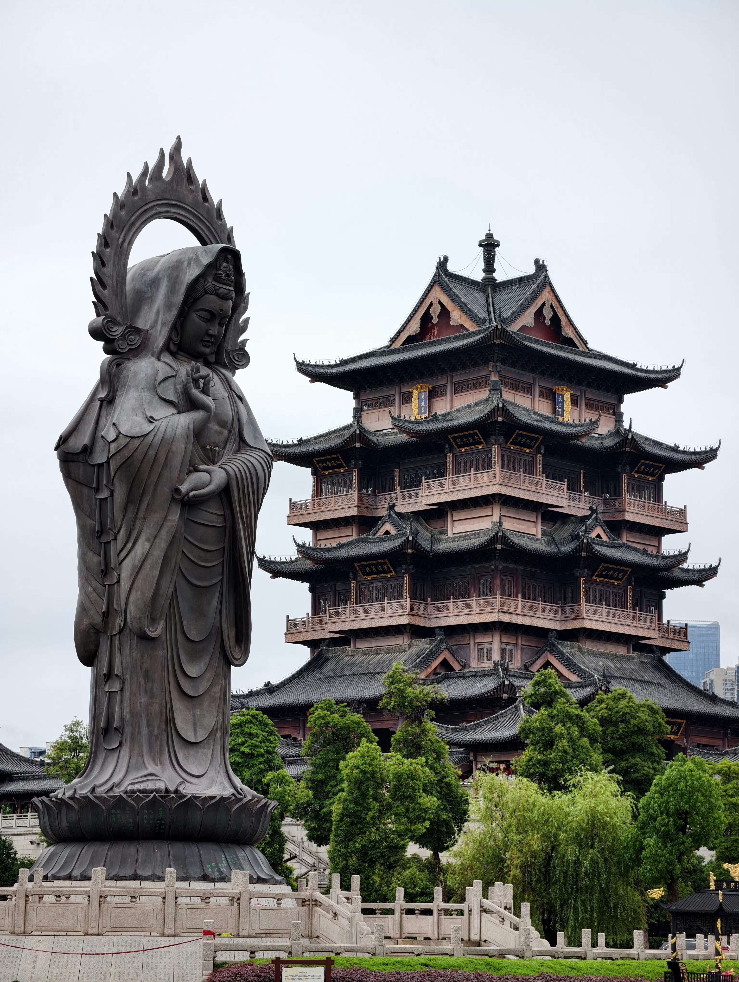 下雨天的武汉归元寺独具韵味雨后归元寺氛围感直接拉满，飞檐沾雨、绿树环绕，庄严造像