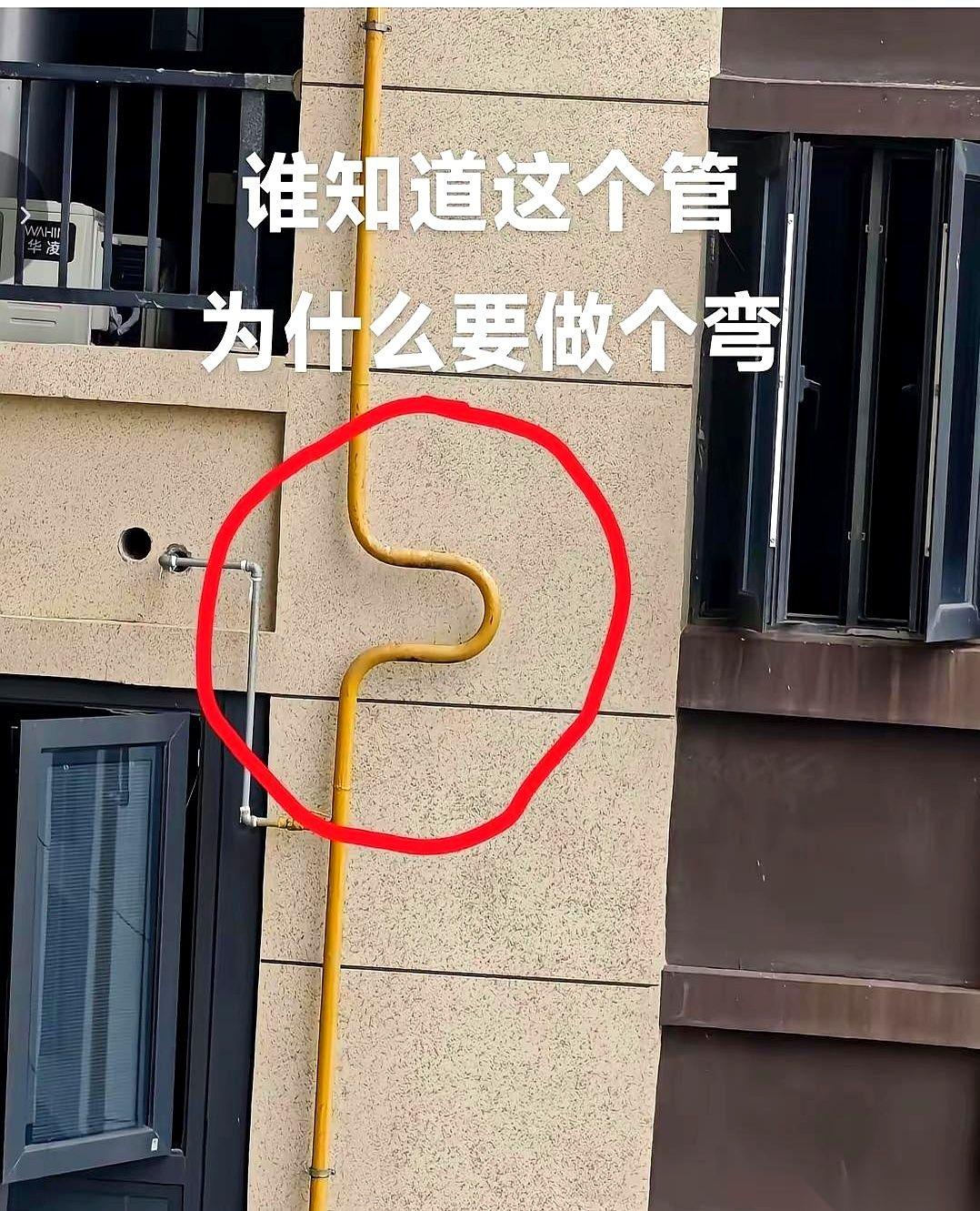 “师傅，这根管子，凭什么白白绕一下？图纸上根本没这么画！”
工地上，一个戴着崭新