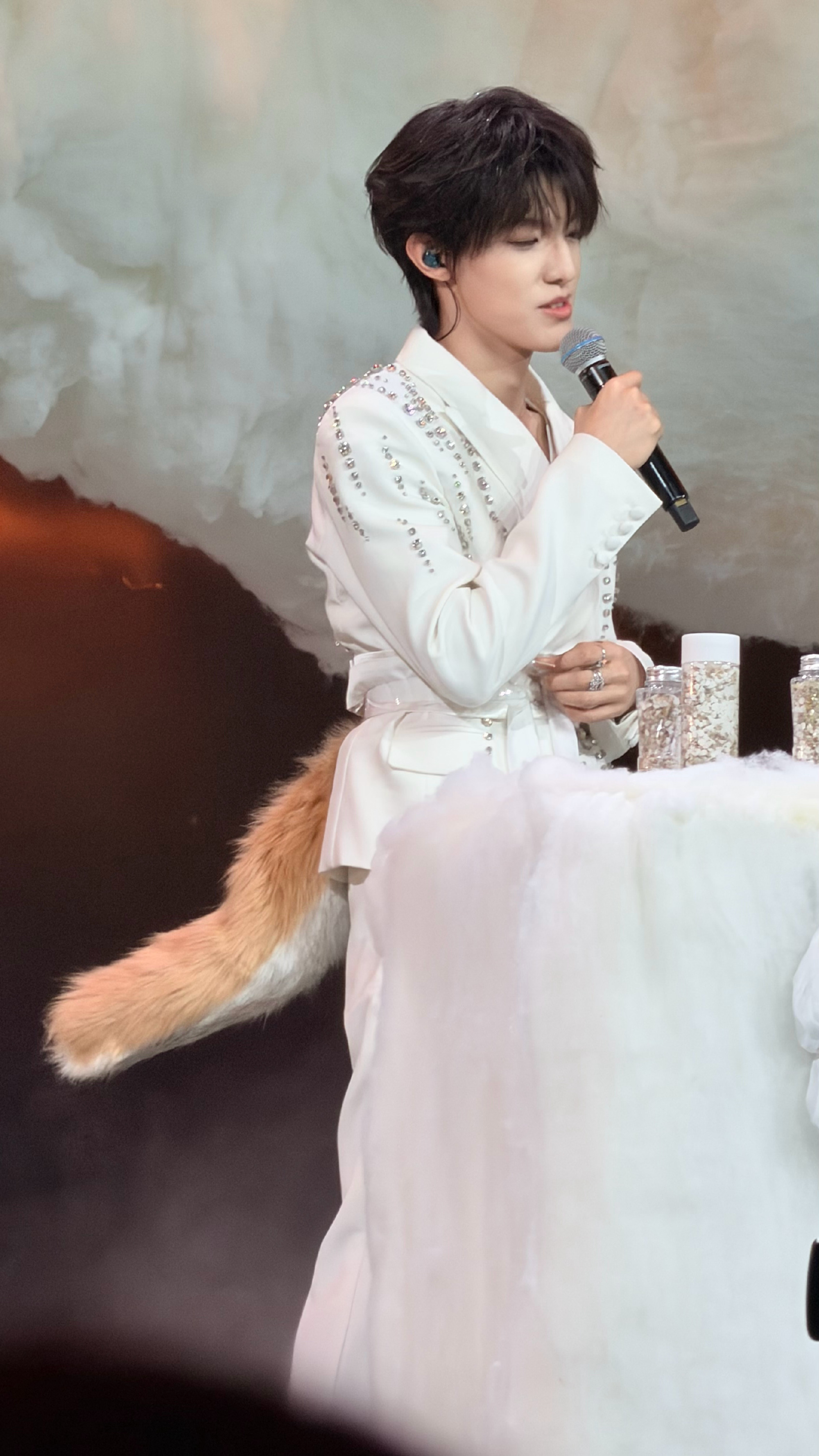 张泽禹小狗尾巴谁来懂一下这个张泽禹的小狗尾巴有多萌