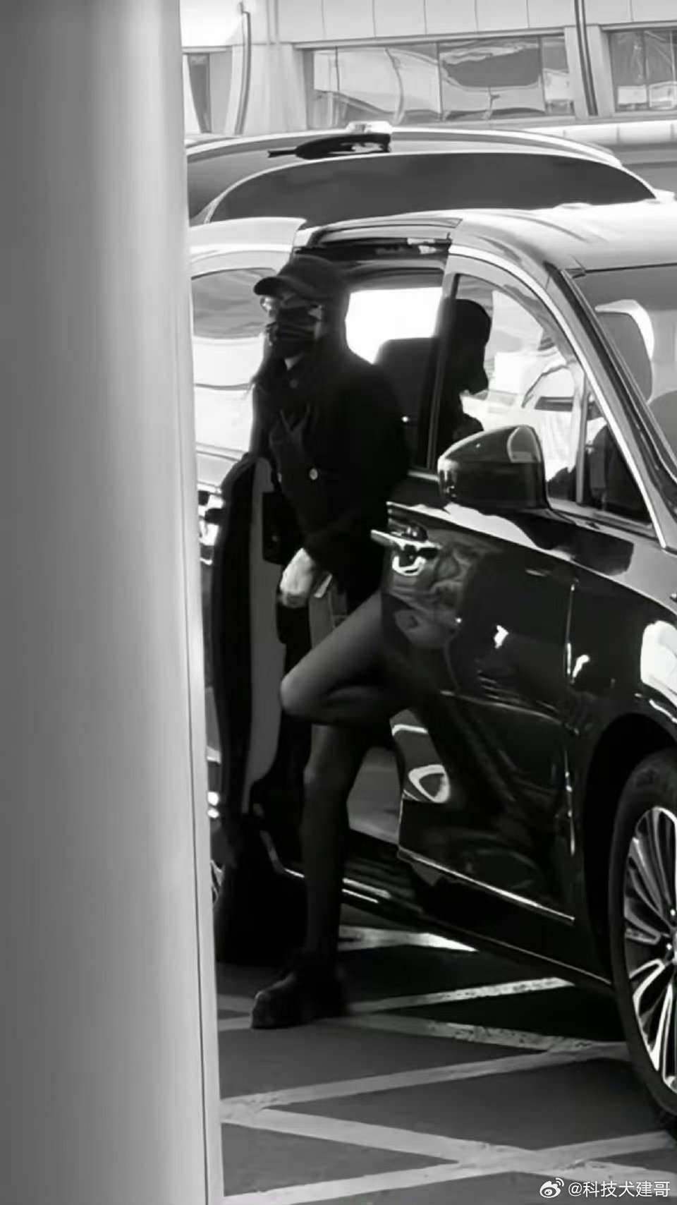 迪丽热巴黑丝长腿能看出来用的哪款MPV吗？ 