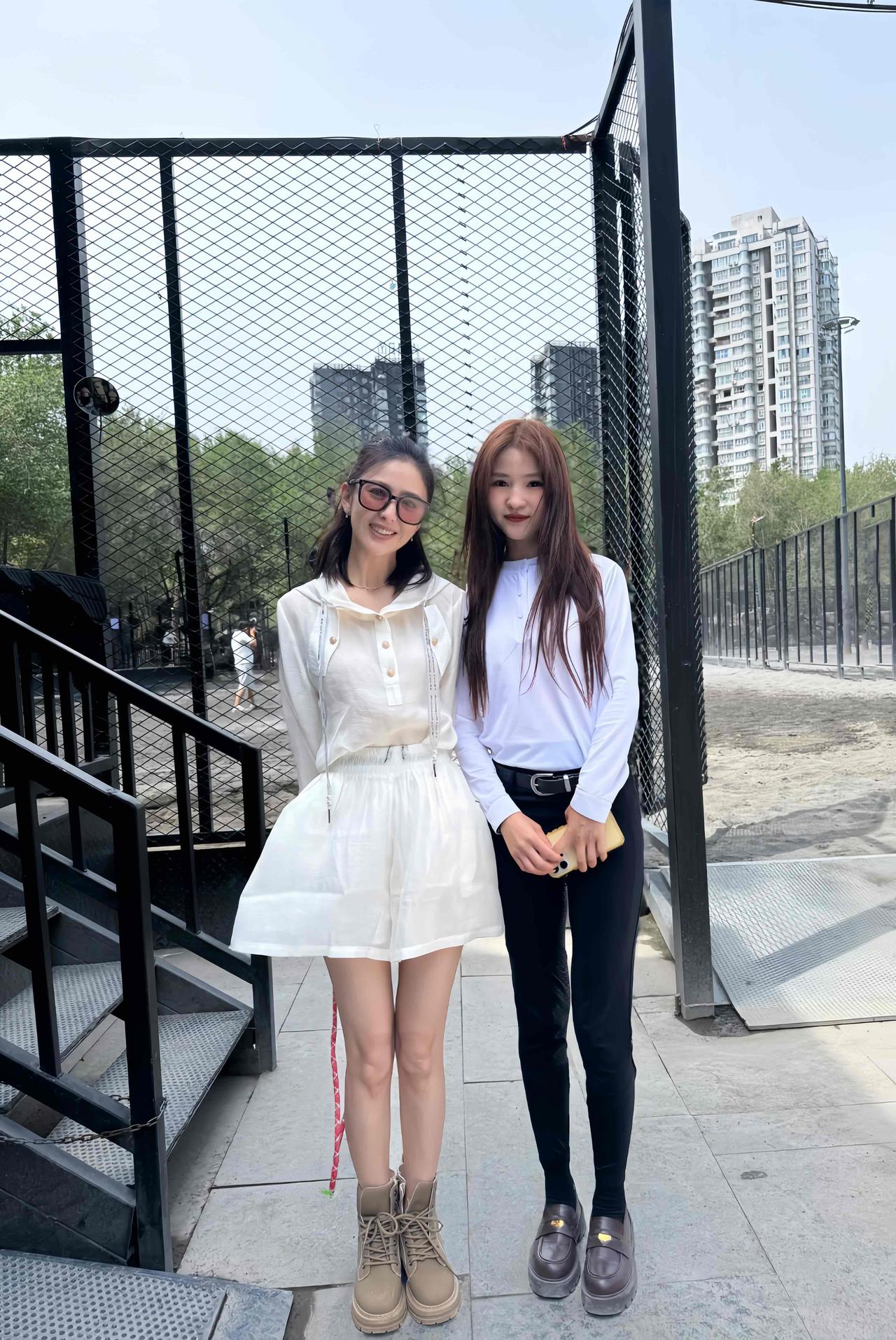 近日，佟丽娅在新疆某马场与美女合影的画面，丫丫真的好美啊。

41岁的佟丽娅身材