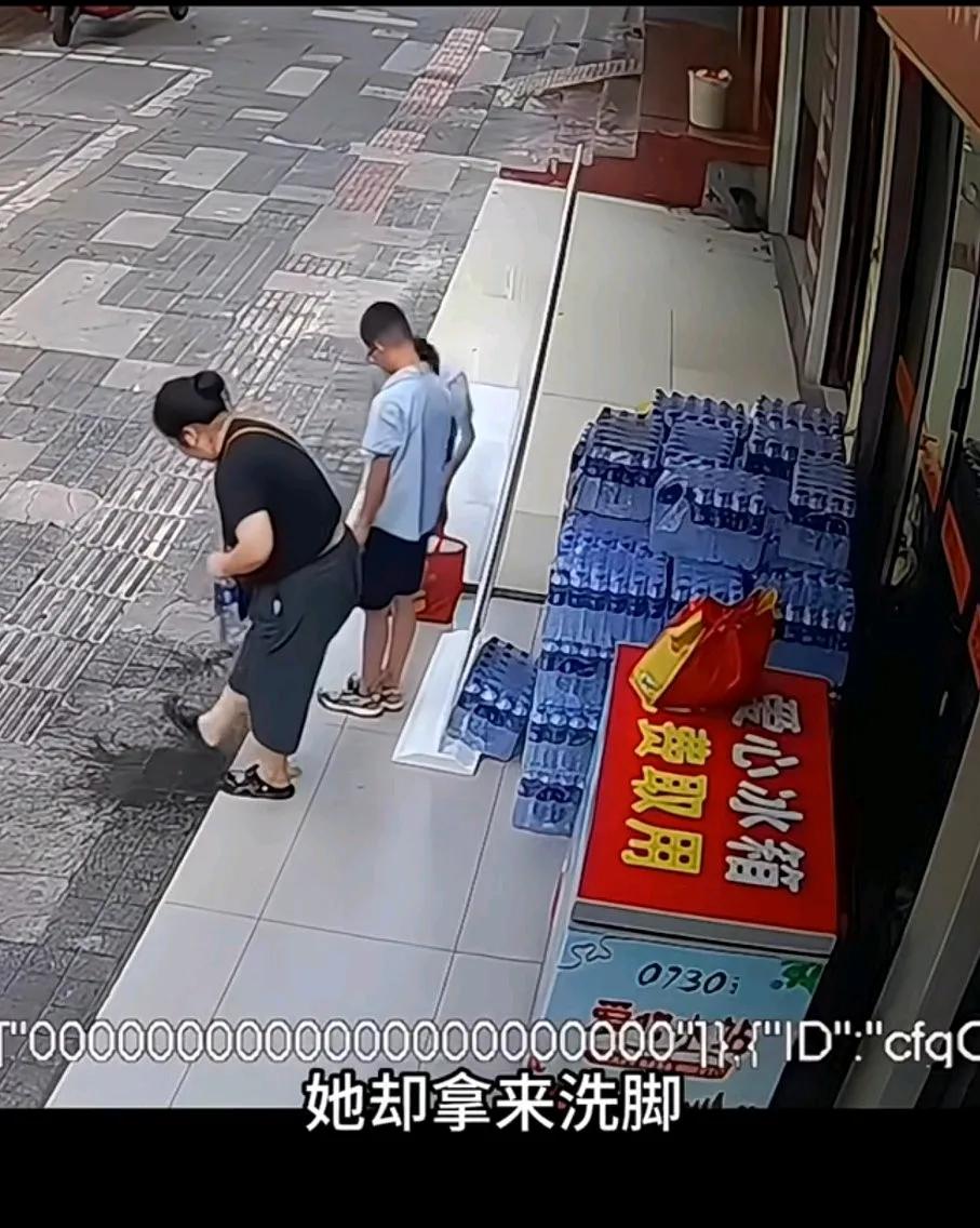报应来的就是这样快。
近日湖南岳阳，一女子拿店门口的爱心矿泉水洗脚，下一秒不慎被