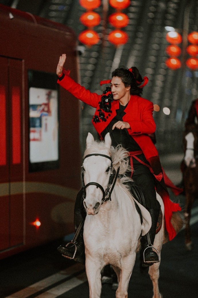 因为《捕风捉影》喜欢了一位男演员，此沙。也就是《封神榜》的二郎神。很正能量的感觉