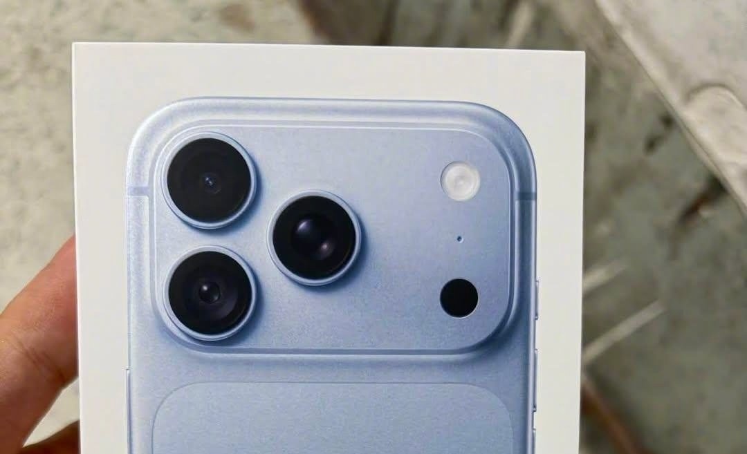 iPhone18ProMax的包装盒曝光了，大家放大看盒子上的主摄，貌似加入了可