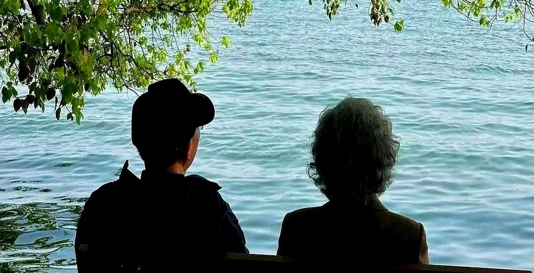 五十岁的林姐拉着行李箱出门时像打了鸡血，自称要去寻找“共振灵魂”，可疫情季一场感