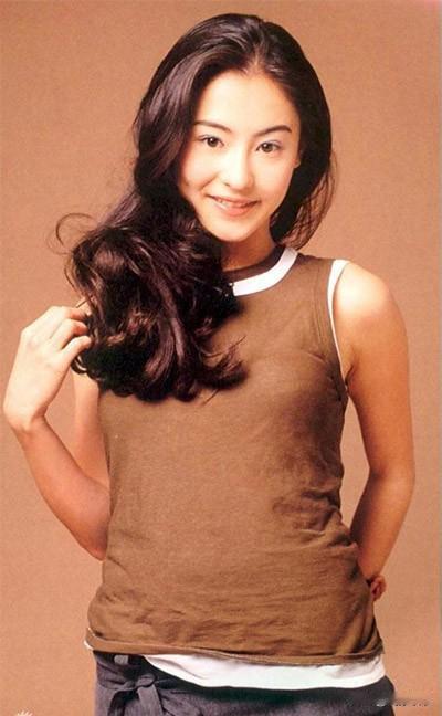 张柏芝刚被报出1276万元合约纠纷还没来得及解释清楚，香港狗仔拍到18岁的谢振轩