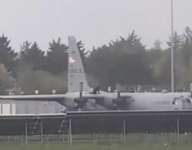 怎么对付美军C一130大力神运输机？用斧砍，用锤砸！
英《每日电讯》报道，4月1