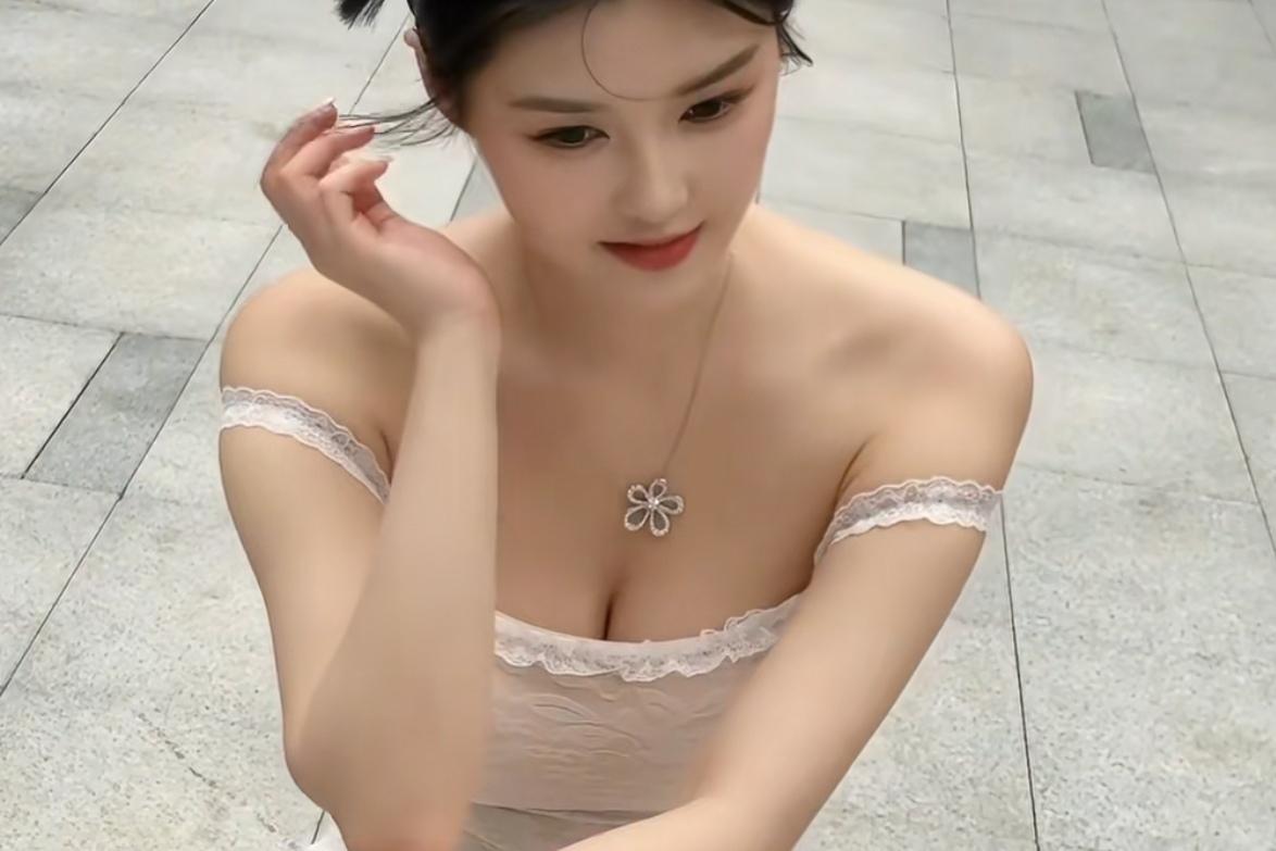 玉佩轻摇，花影摇曳。