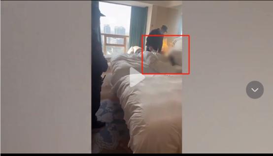 女色狼？今年3月浙江一男子入住酒店，被一陌生女子硬闯进房间，她二话不说把衣服脱光