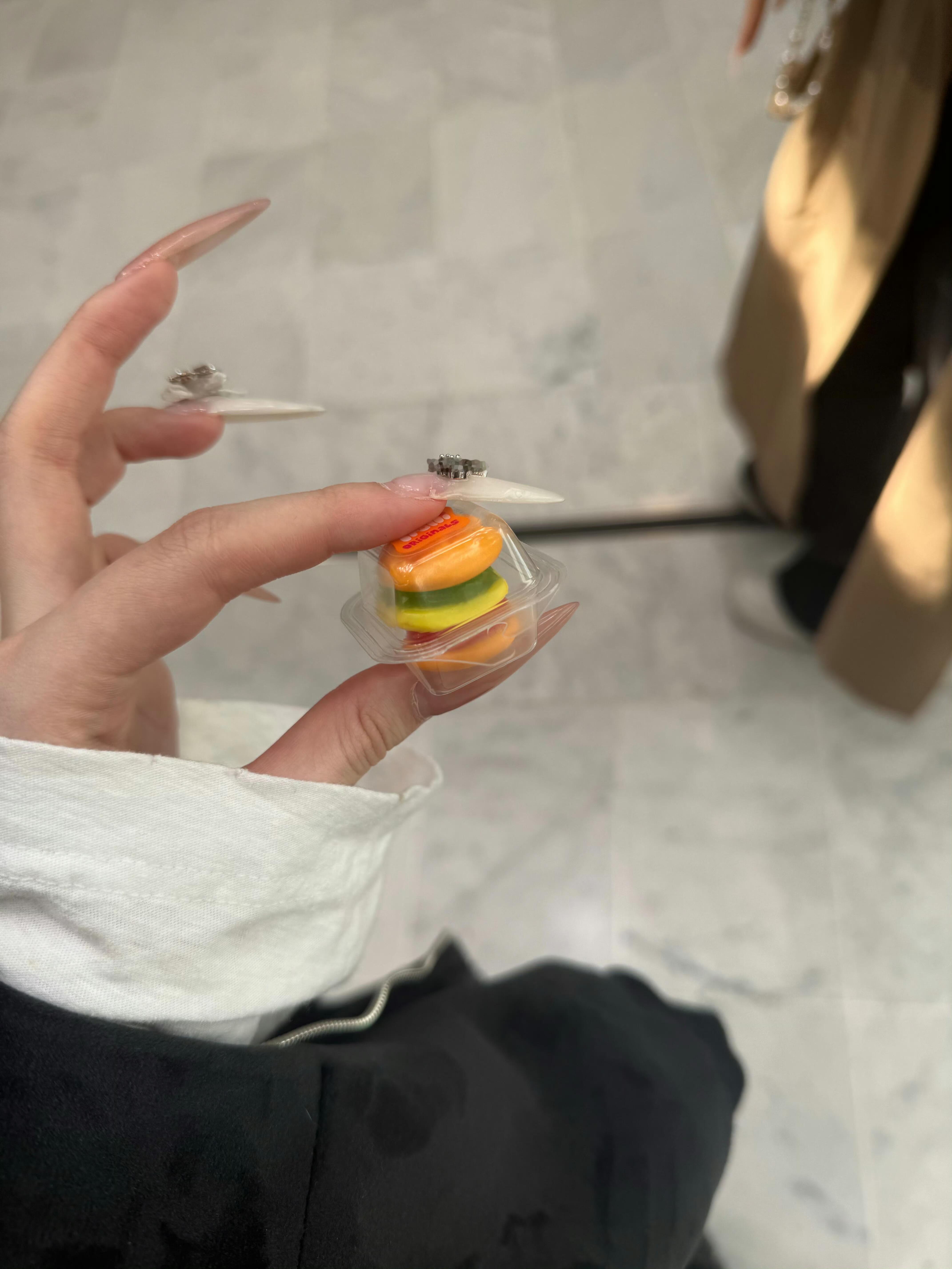 以前总想要摆脱小孩子的身份,现在只想守护内心所剩不多的孩子气。 