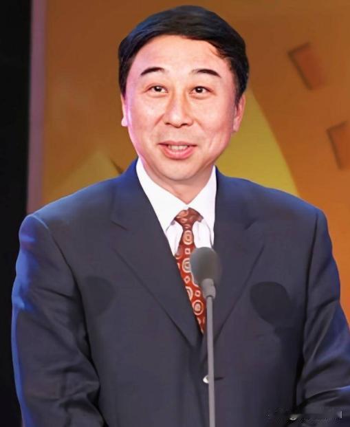 冯巩带两个徒弟去吃饭，一共225元，可是结帐时却没人出声，冯巩只好对服务员说:“