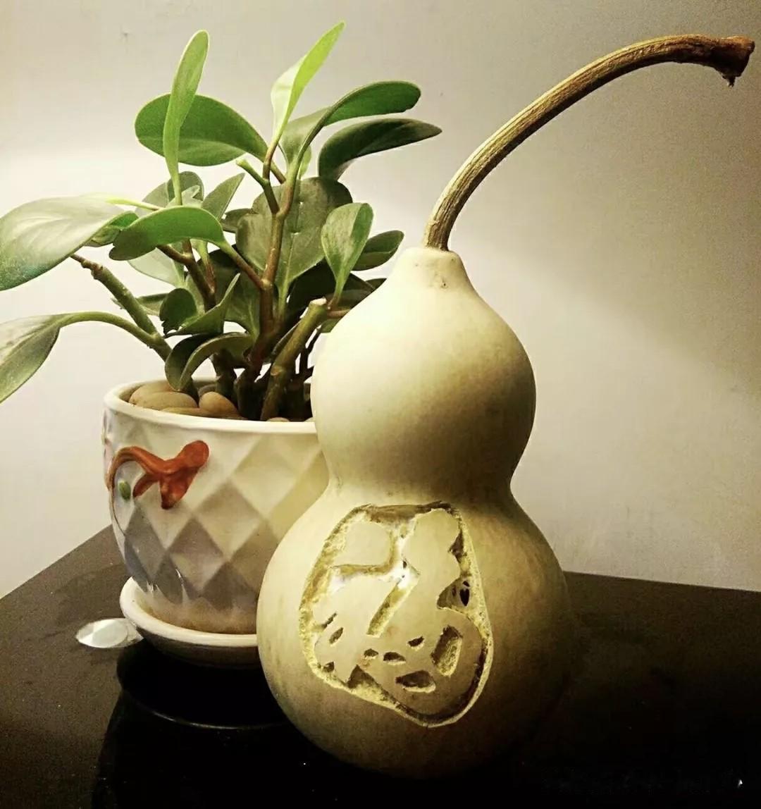 今天上午去老妈那里，在不常住人的卧室里的床上，看见了一只葫芦。
老妈说网上说的不