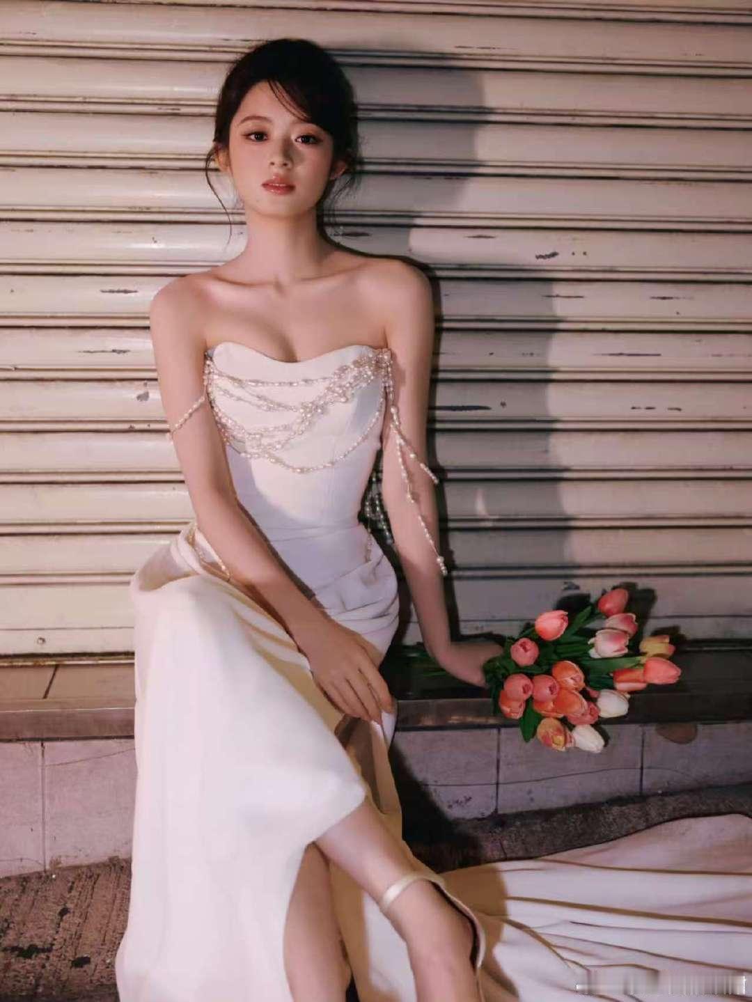 黄杨钿甜珍珠抹胸裙黄杨钿甜耀客新剧发布会出图 黄杨钿甜耀客新剧发布会出图啦，白色