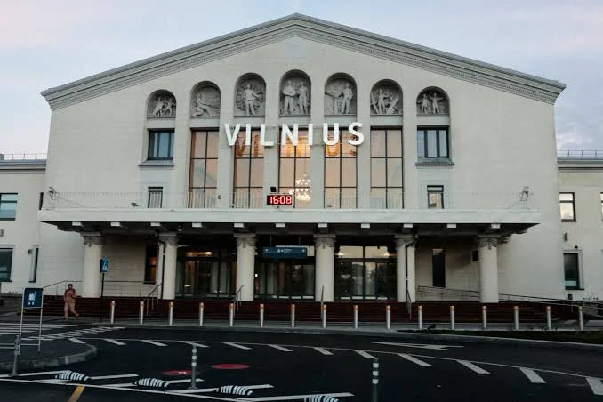 走私气球连续袭扰，立陶宛机场陷瘫痪