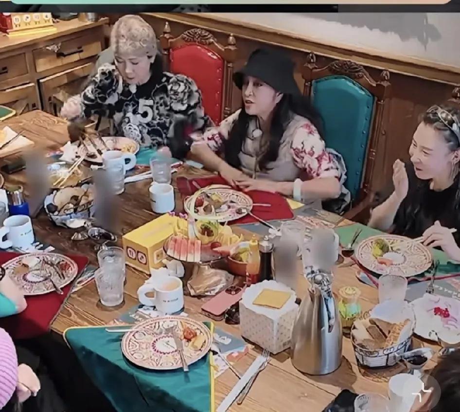 张柏芝和刘嘉玲她们在一路繁花，这是她们的伙食，感觉是综艺里吃得最差的了吧，摆得花