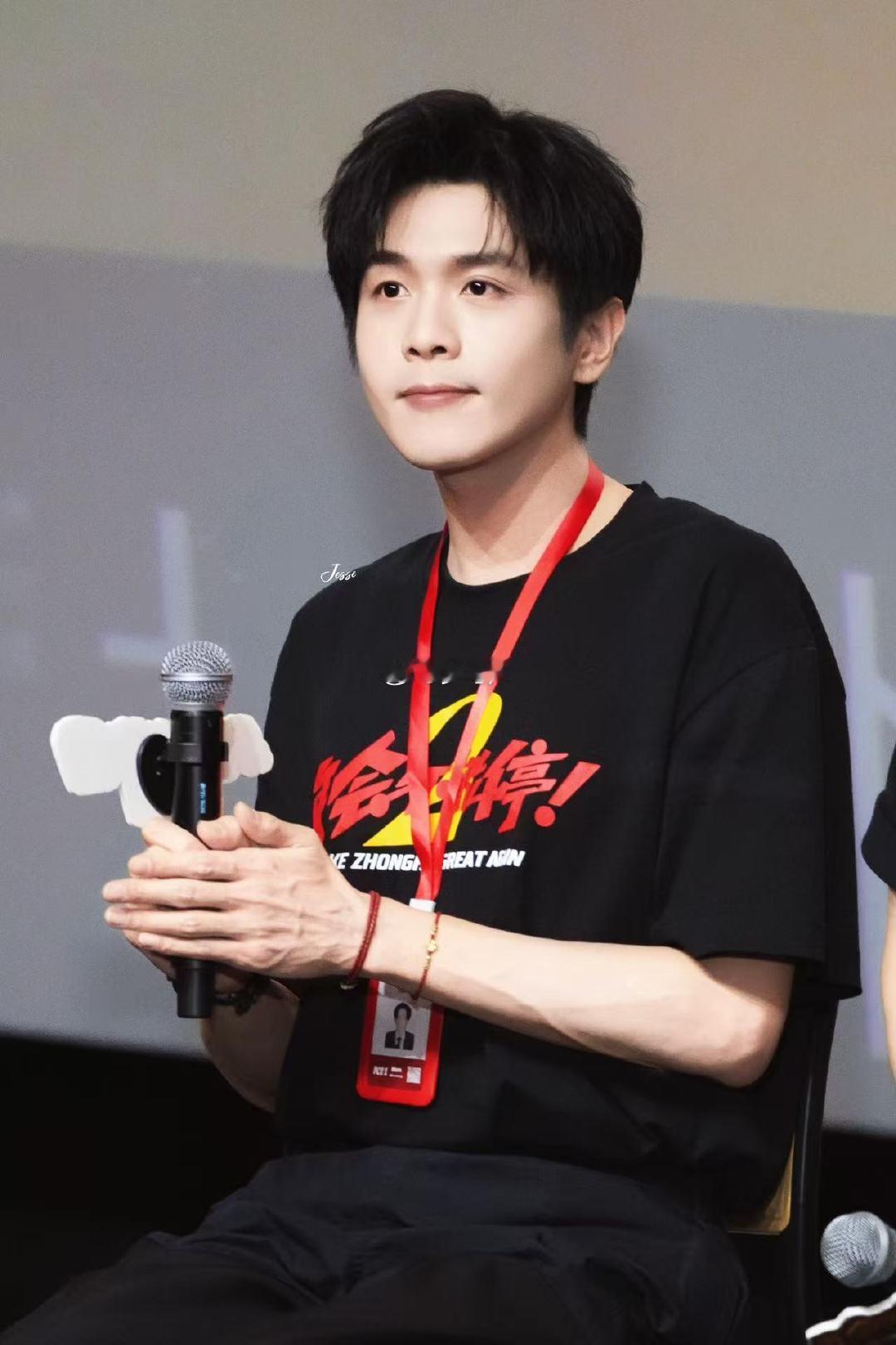 张若昀听导演夸他萌的反应电影年会不能停2主创直播 他前一秒还在侃侃而谈“又燃又登
