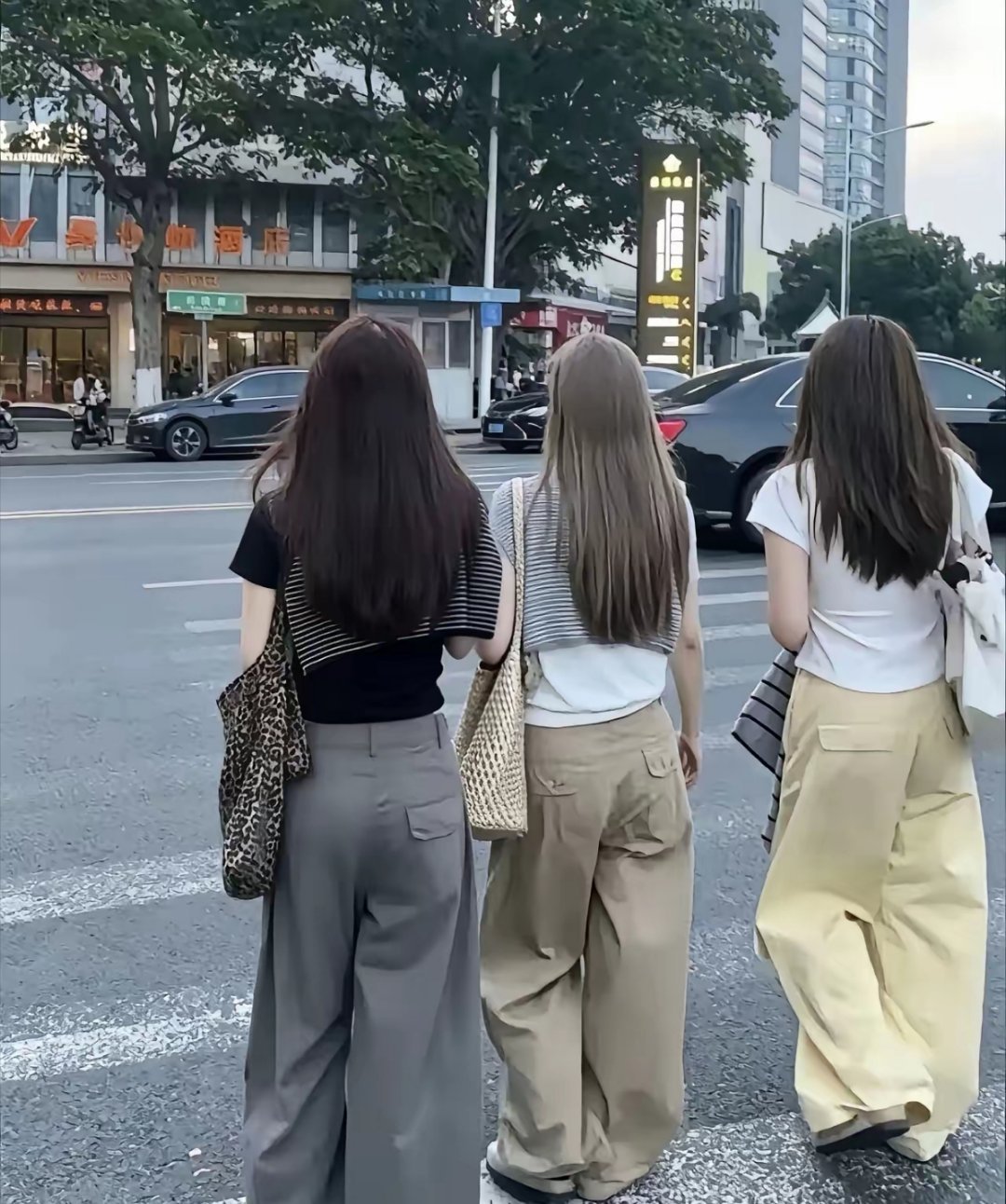 满大街都是这种裤子，看起来土土的，我看现在根本没有几条正常的裤子卖，全是这种宽松