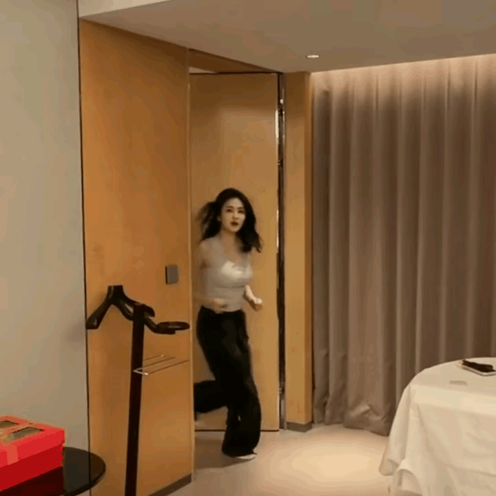 白鹿，笑不活了！
到底是什么好吃的，
“炸”了这个活蹦乱跳的小胖妞，平时咋没发现