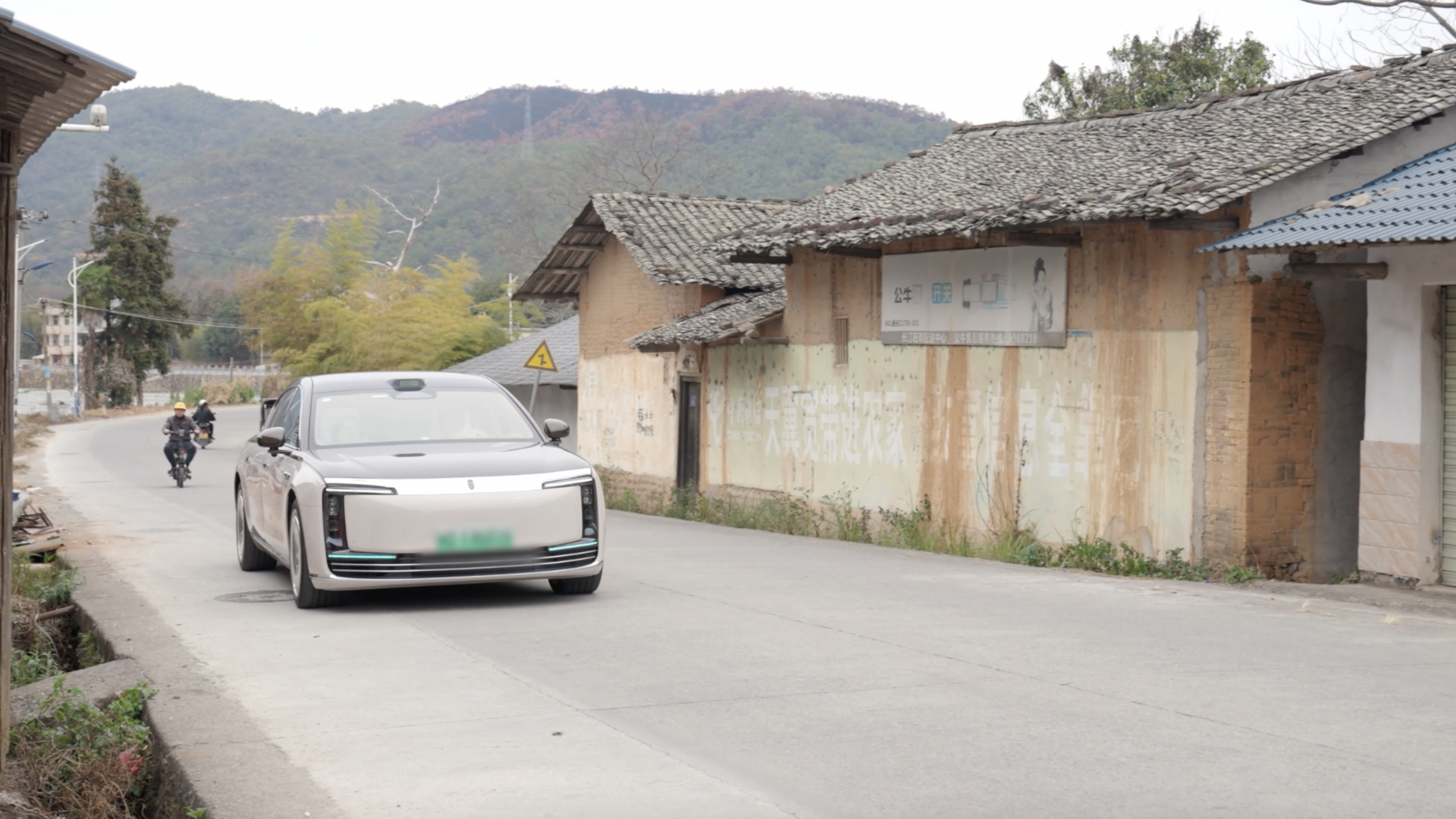 春节返乡越来越多的人选择辅助驾驶春节回家路上才知道，辅助驾驶是真的香。长途高速、