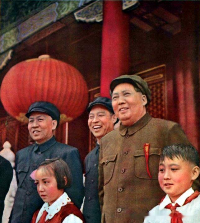1953年5月1日毛主席在北京市人民庆祝五一节大会主席台上检阅游行队伍