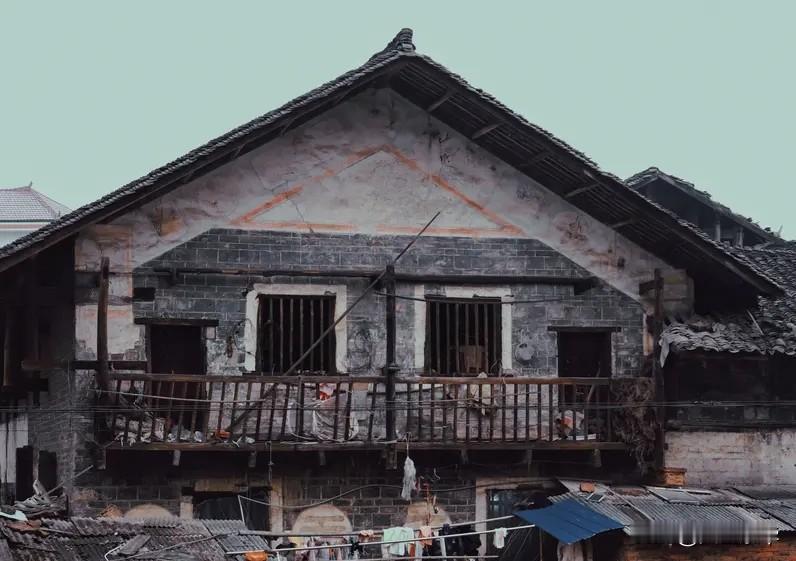 咱这老房子，怎么突然就住满了人？
老张刚过四十，前些日子还蹲在墙角抽烟，发愁这辈