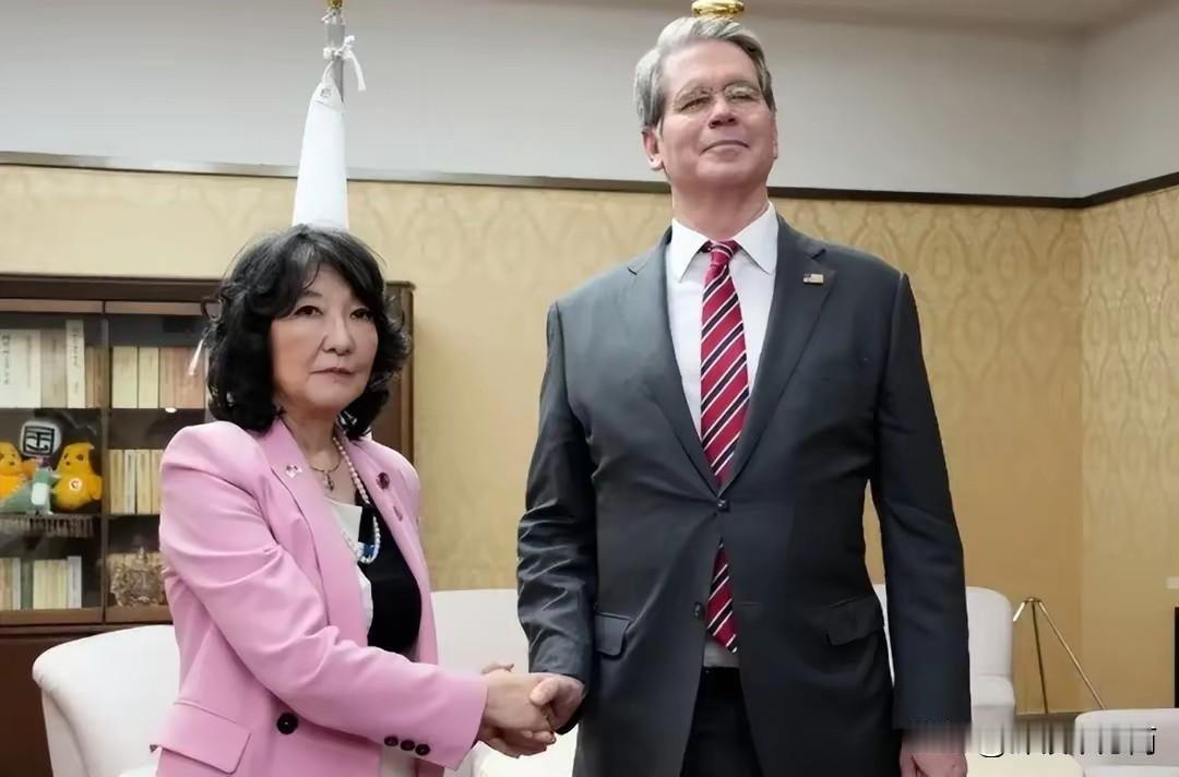 美国财长警告空头，庄家即将出手，谁来接盘？

美国财长贝森特最近放话，警告那些做