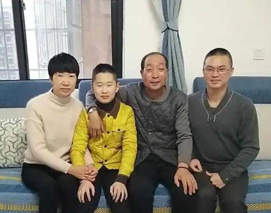 1997 年，19 岁战士为救人而牺牲，父母几度昏厥，可谁料 20 年后，战士母