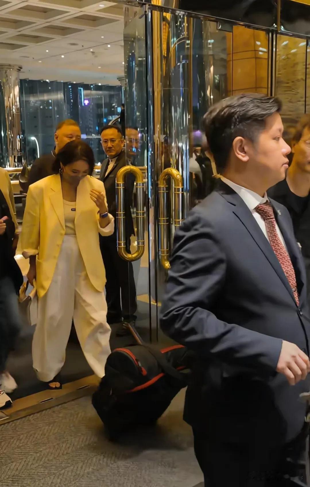 黎姿罕见和老公马廷强同框出席活动，70岁的老公坐着电动轮椅，状态看着很不错。
戴