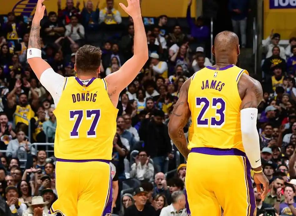 湖人战胜灰熊的原因找到了。东契奇前三节发力，詹姆斯则第四节激活艾顿和拉拉维亚一起