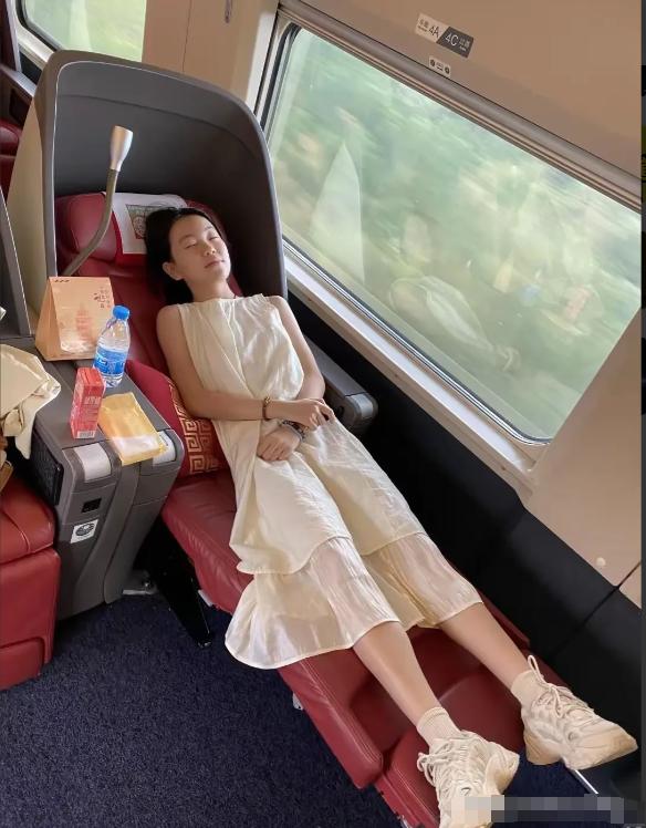 “太羡慕了” 有一名女子趁着暑假带女儿外出旅游，在买高铁票的时候，购买了 高铁商