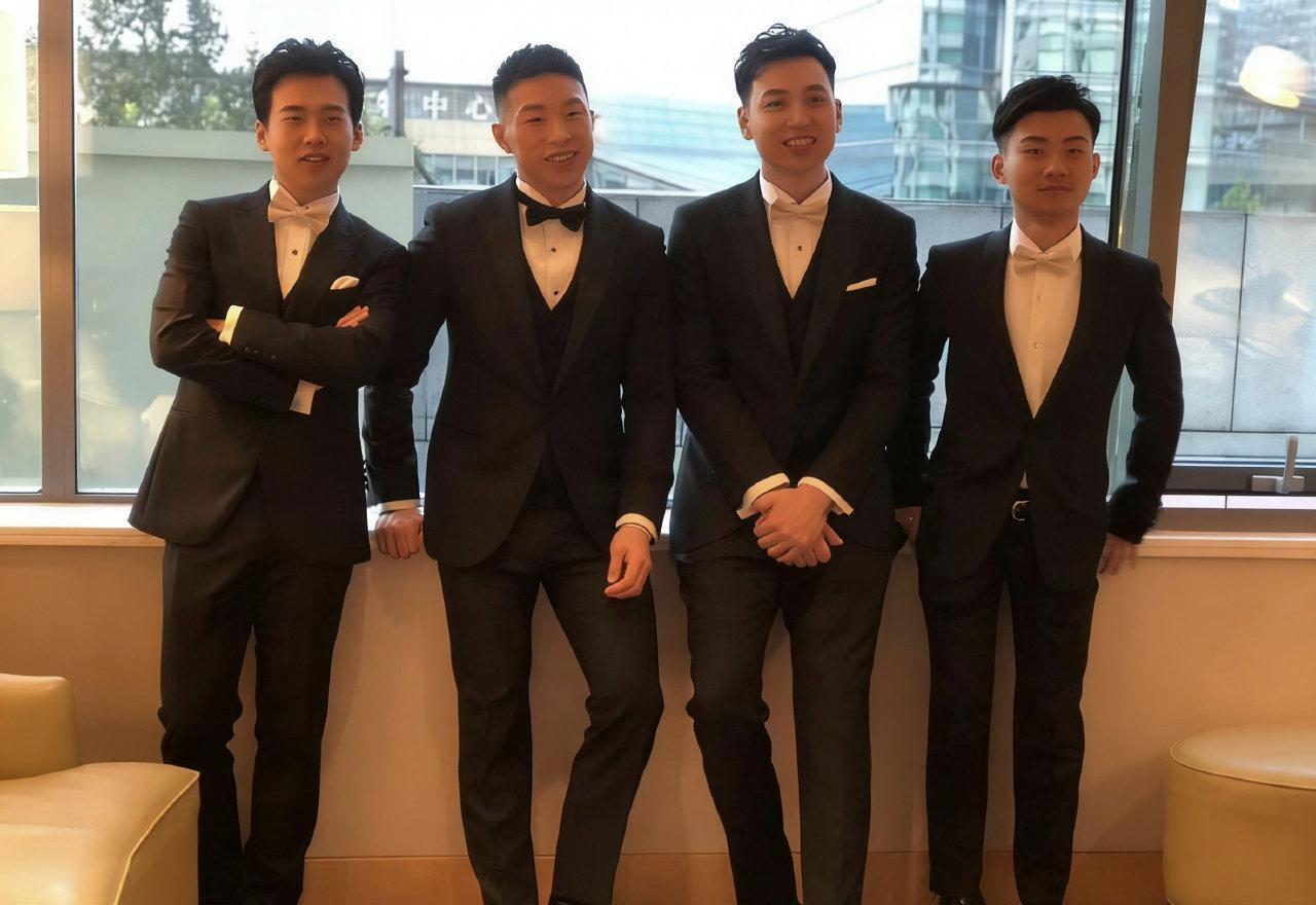 郭德纲生日宴上，当众拽住一个京剧刀马旦的手，全场都懵了。
他指着姑娘，亲手破了德