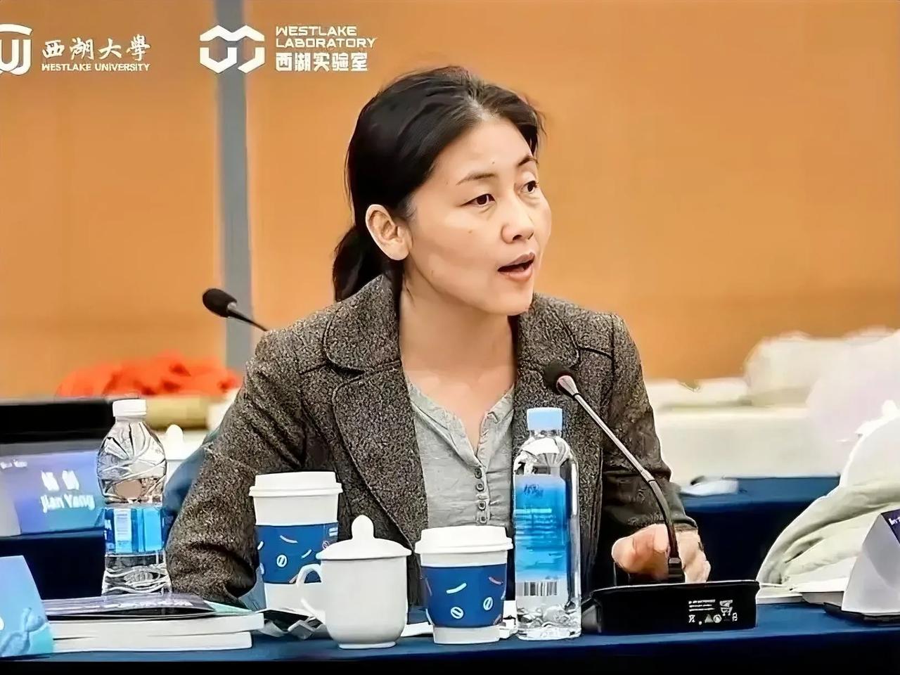 中科院院士颜宁受邀参加西湖大学西湖实验室学术咨询委员会会议。她素颜参会，发言认真