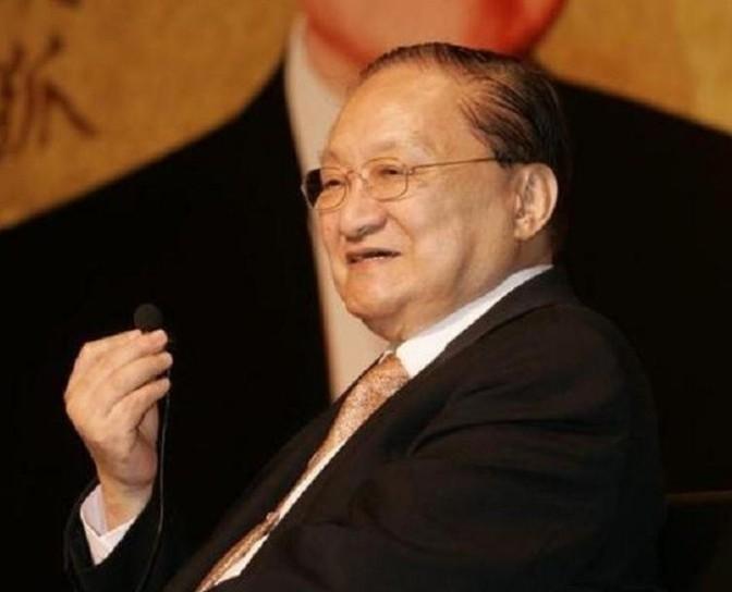 90年代时候，金庸来浙江杭州访问，向杭州市政府提出，批给他两亩地，由他建一个别墅