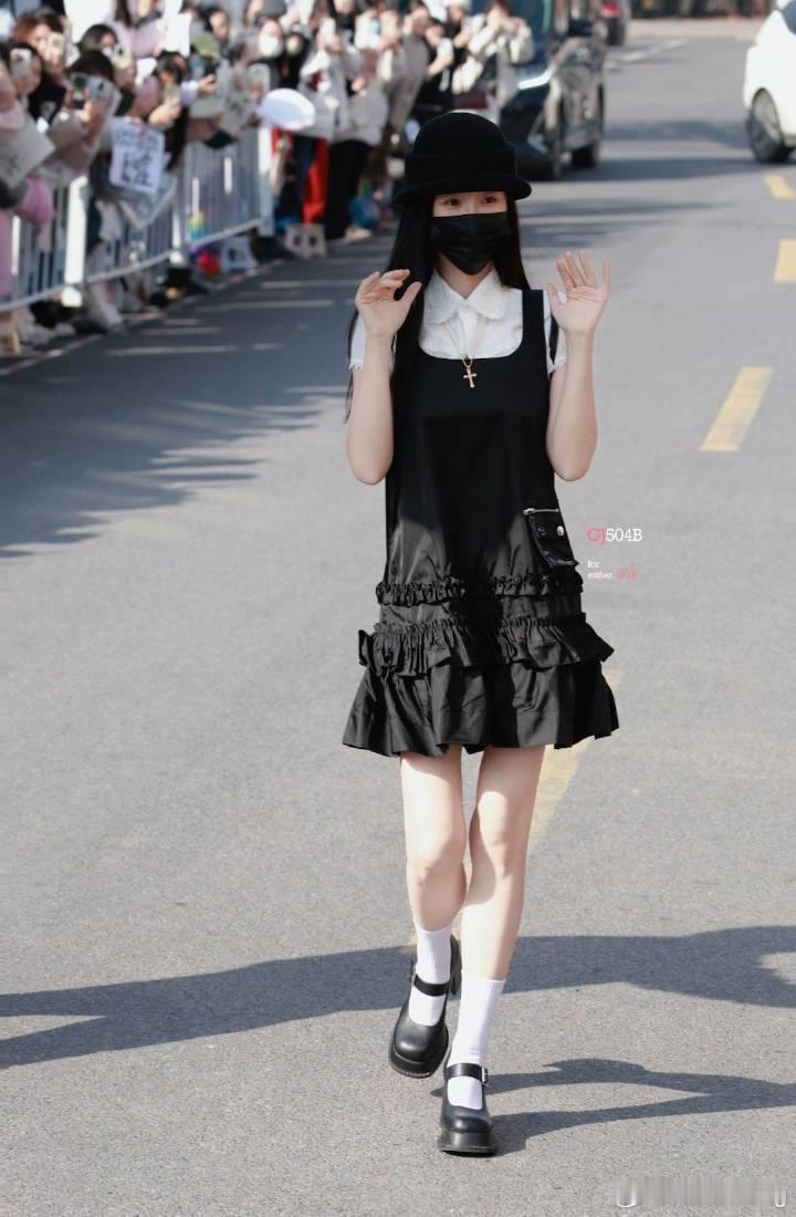 丸辣…被虞书欣种草那个老铺十字架了…原来做功课觉得有点粗旷 不够精致 不好搭的…