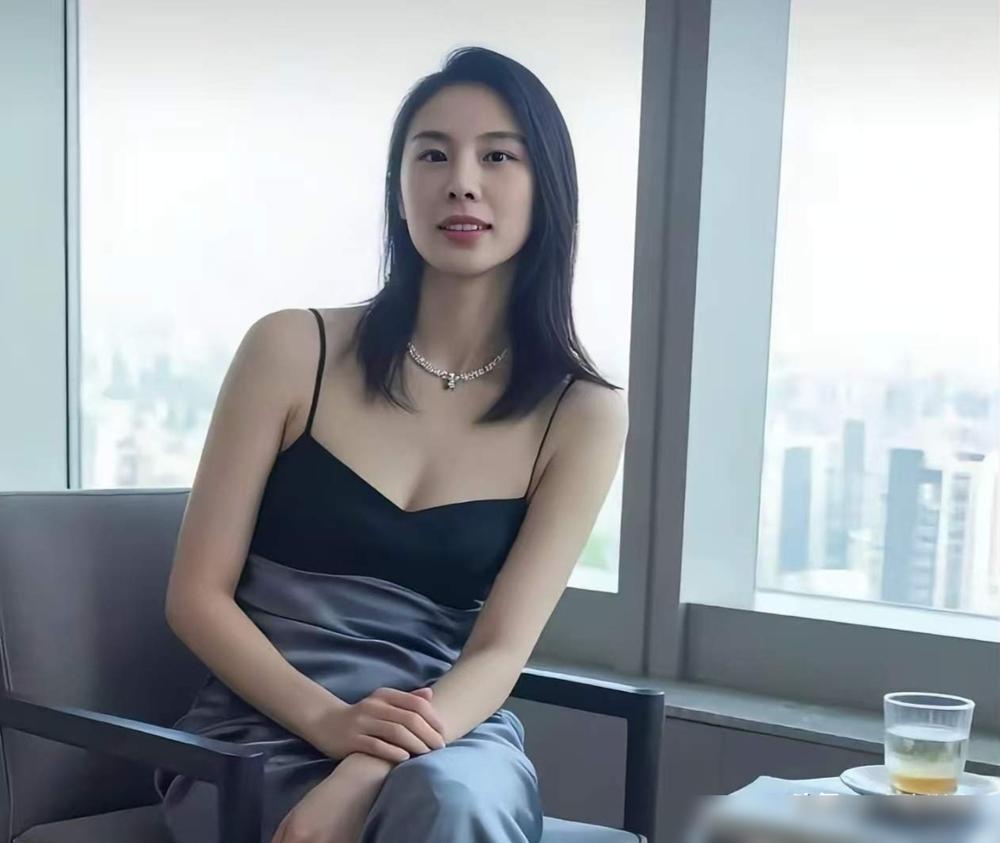 篮球场上“砸人”得分？对手懵了，裁判没动。
王思雨底线发球，球猛砸对方后背，反