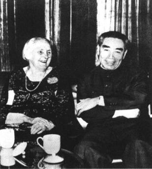 1965年11月25日，周恩来在上海祝贺安娜·路易斯·斯特朗80寿辰