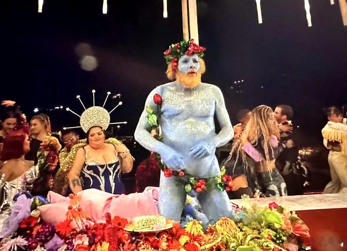 #巴黎奥运会开幕式绝美一幕#  看完就一个感觉，群魔乱舞。

晚髮末年，老牌帝国