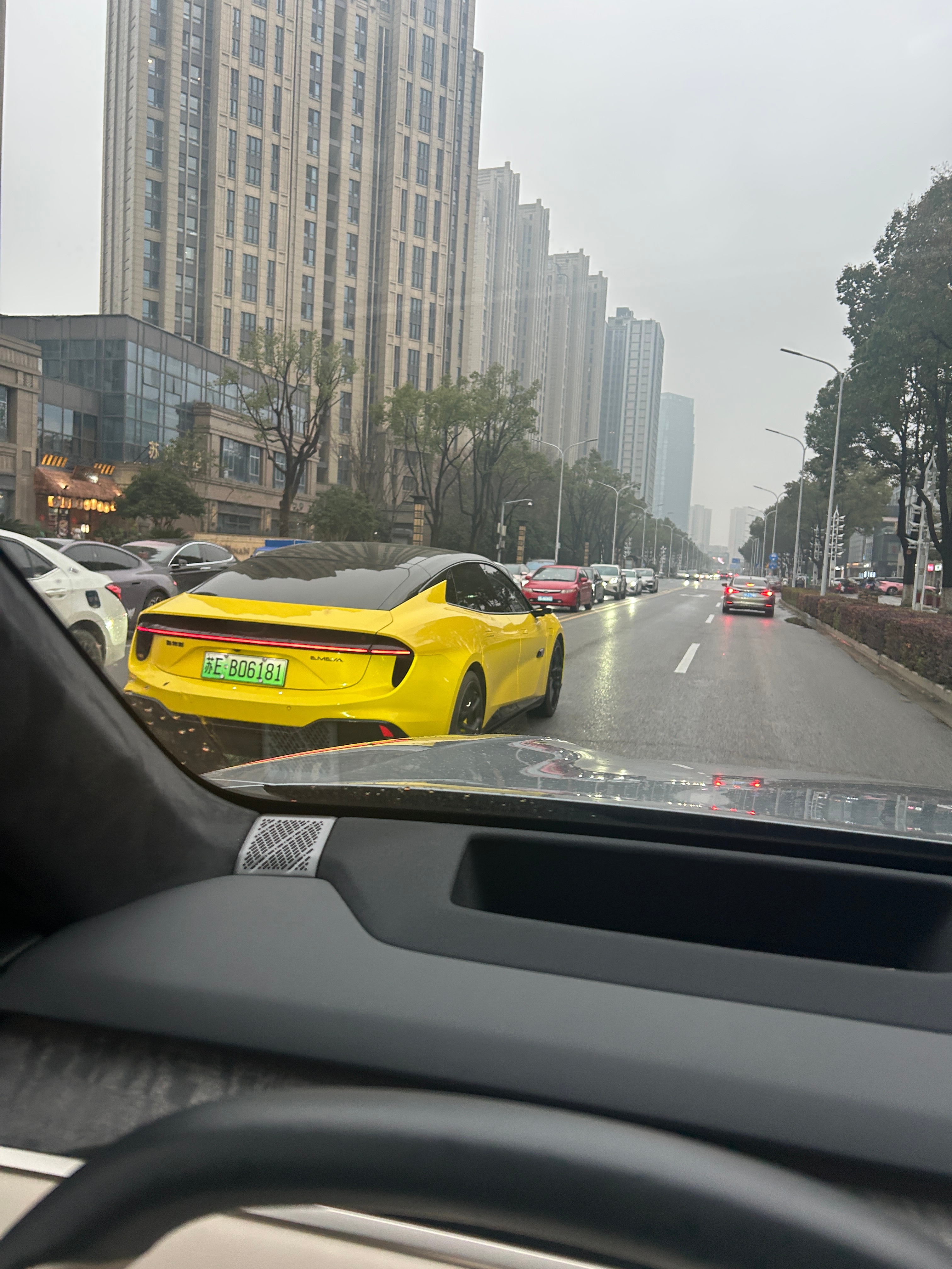 这小黄车好帅啊，还得是苏杭，来了总共几个小时，路上911、法拉利，马丁DBX都见