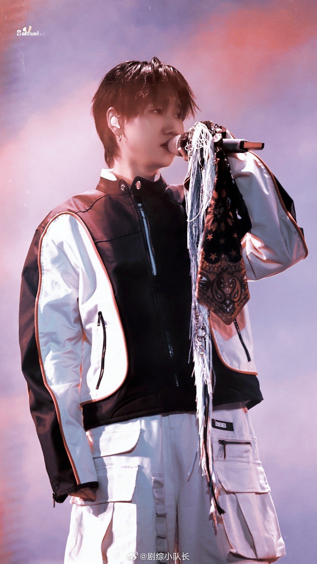 汪苏泷你怎么把人素龙顺走了 素龙本想去观众席，结果被泷哥截胡了。看他一脸无辜又忍