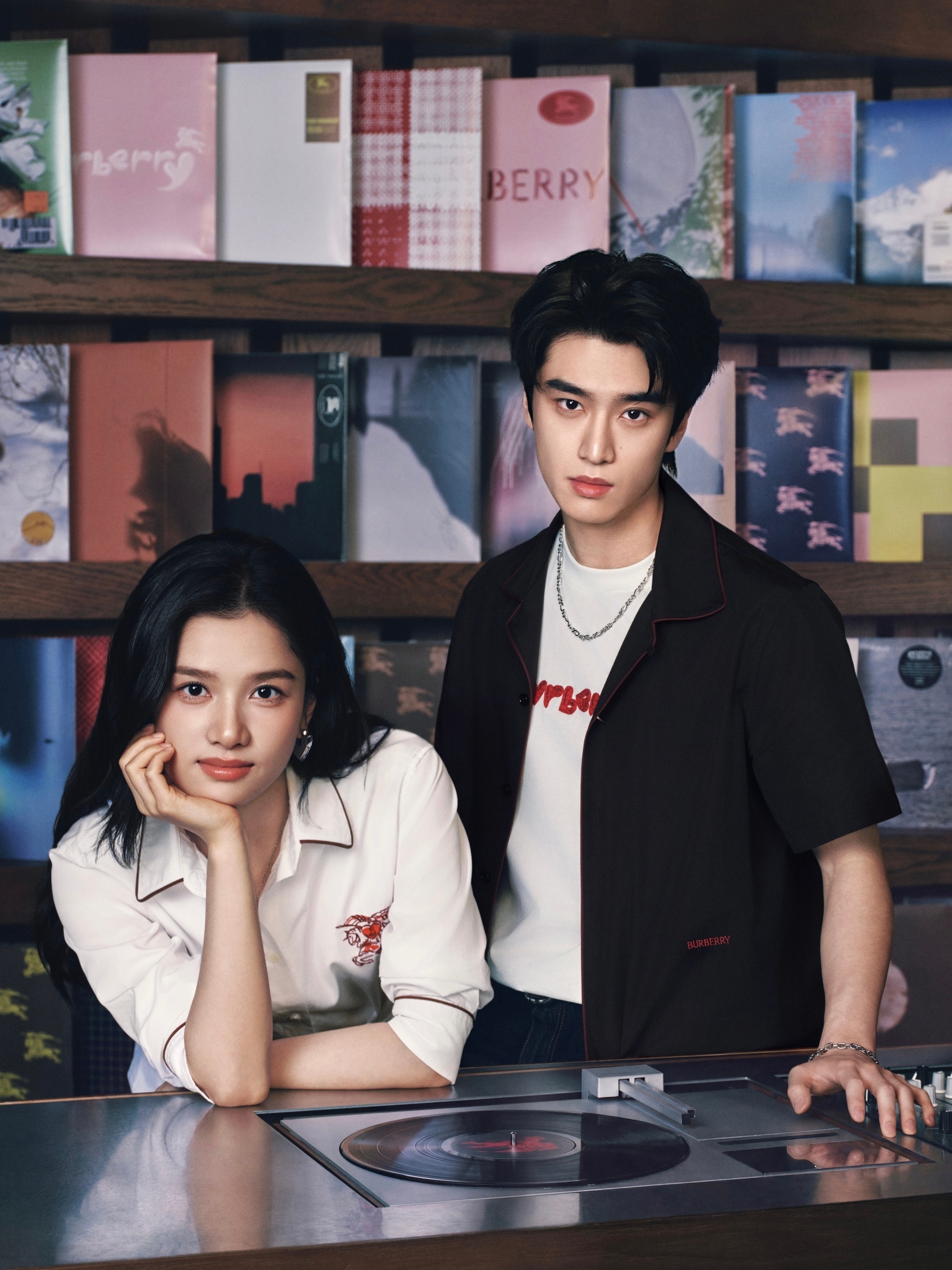 品牌大使张婧仪，美妆品牌大使张康乐共同出镜Burberry七夕广告大片，用音乐链