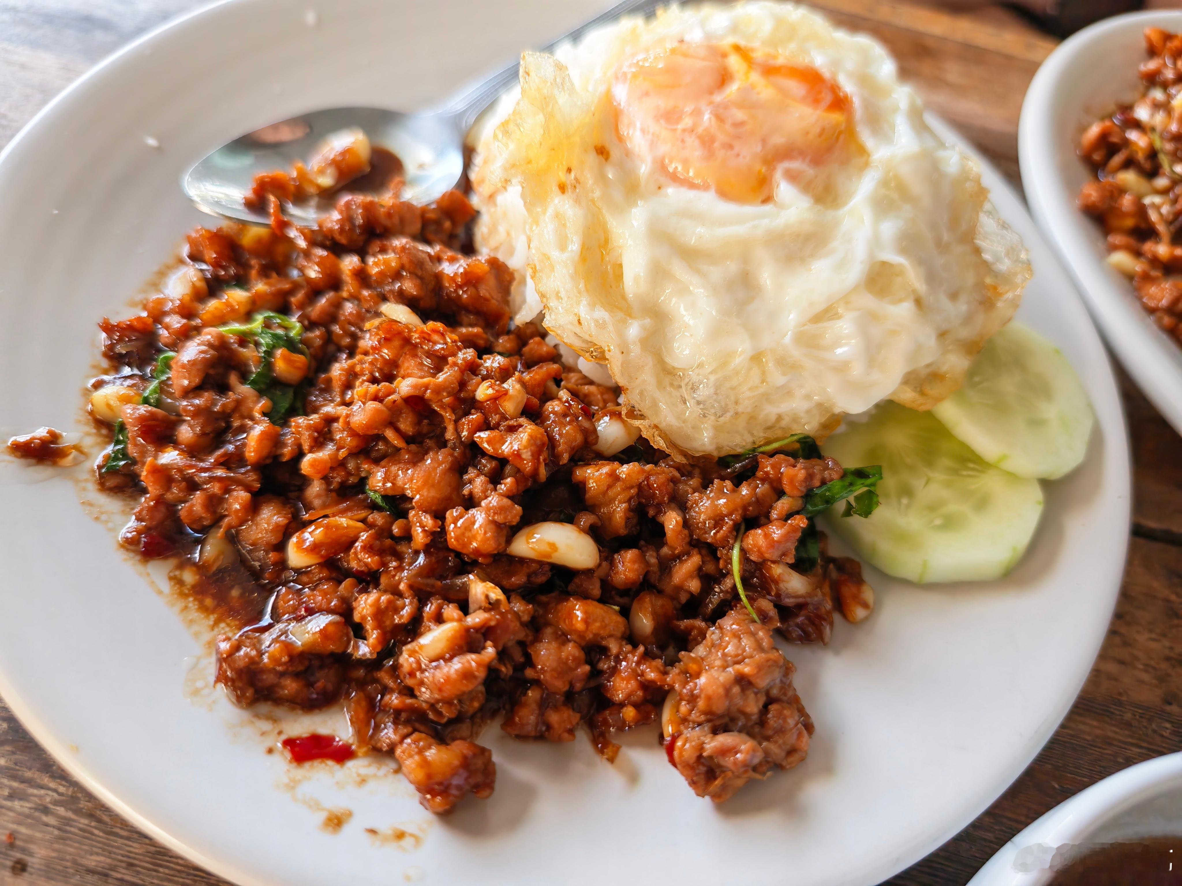 简单一餐，打抛饭，炸馄饨 泰国·清迈