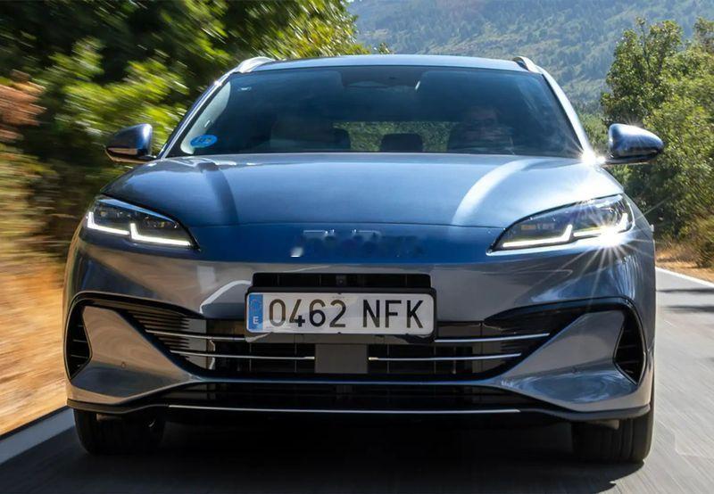 比亚迪S6，这是今年在西班牙上的牌，仅行驶了几千公里，可油可电，这车在国内叫啥名